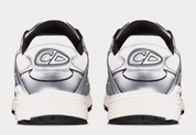 Dior B30 White Mesh Silver-Tone Metallic Calfskin avec tige en mesh blanc respirant, empiècements en cuir de veau métallisé argenté et silhouette running moderne.