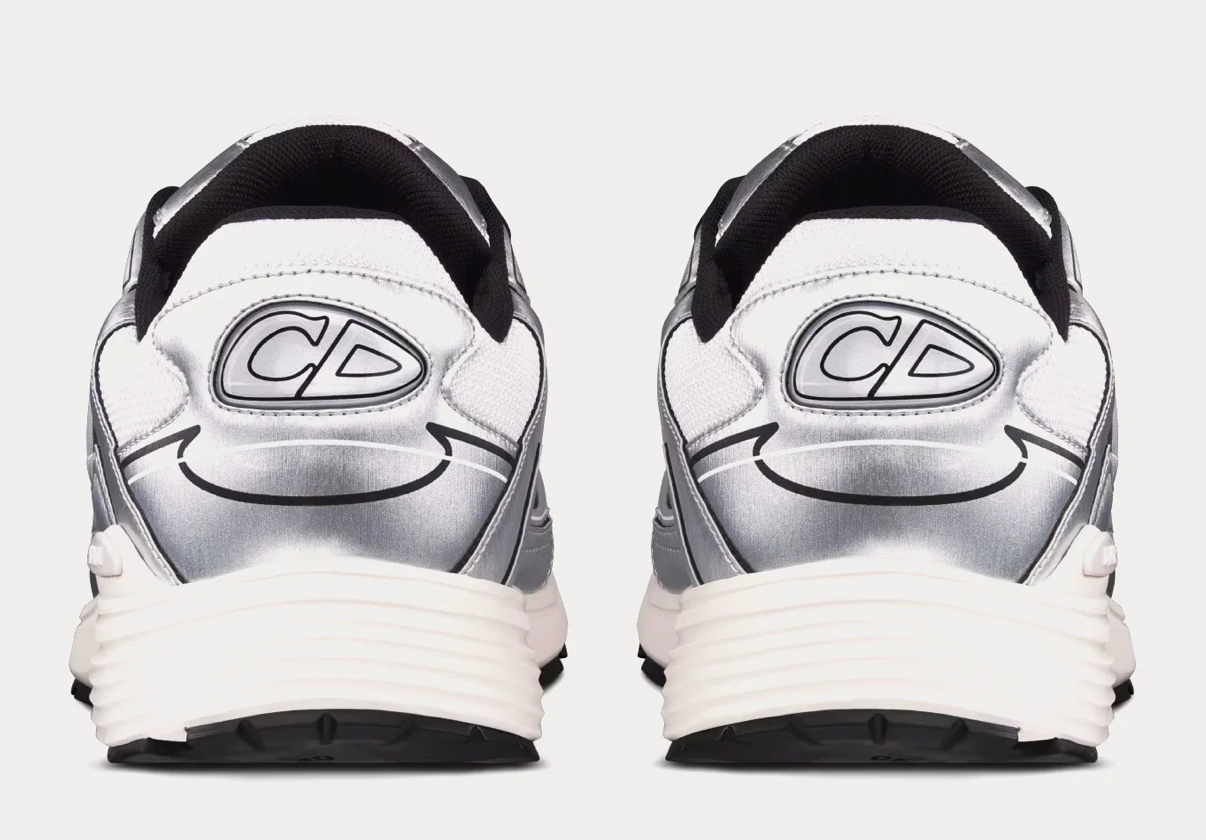 Dior B30 White Mesh Silver-Tone Metallic Calfskin avec tige en mesh blanc respirant, empiècements en cuir de veau métallisé argenté et silhouette running moderne.