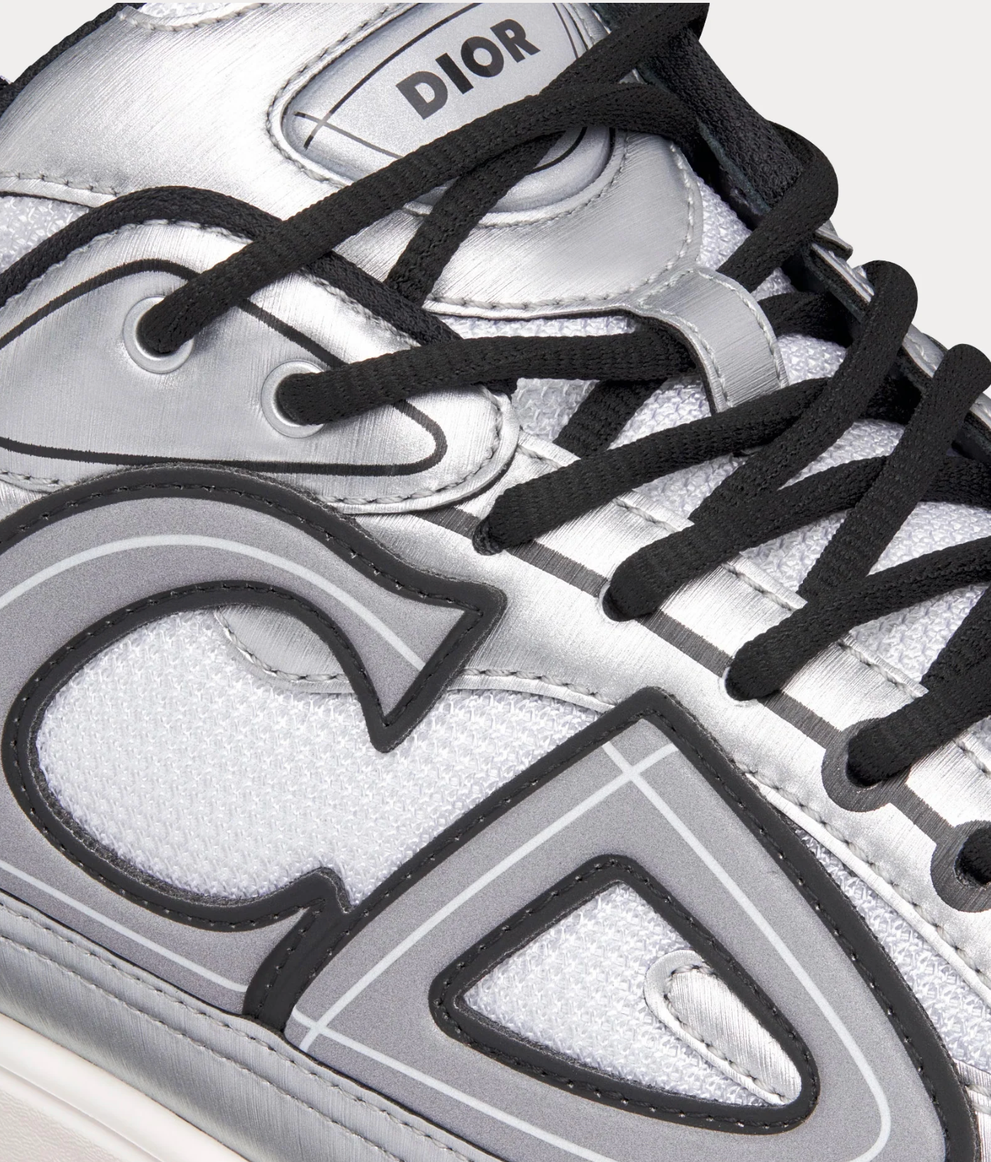Dior B30 White Mesh Silver-Tone Metallic Calfskin avec tige en mesh blanc respirant, empiècements en cuir de veau métallisé argenté et silhouette running moderne.