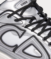 Dior B30 White Mesh Silver-Tone Metallic Calfskin avec tige en mesh blanc respirant, empiècements en cuir de veau métallisé argenté et silhouette running moderne.