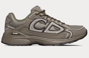 Dior B30 Low Top Olive avec tige en mesh respirant, empiècements en cuir et matières techniques olive, silhouette running moderne et semelle en caoutchouc.