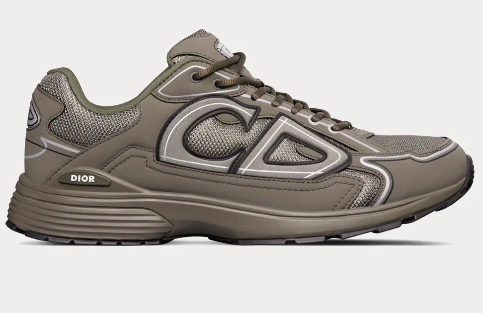 Dior B30 Low Top Olive avec tige en mesh respirant, empiècements en cuir et matières techniques olive, silhouette running moderne et semelle en caoutchouc.