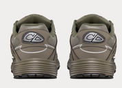 Dior B30 Low Top Olive avec tige en mesh respirant, empiècements en cuir et matières techniques olive, silhouette running moderne et semelle en caoutchouc.