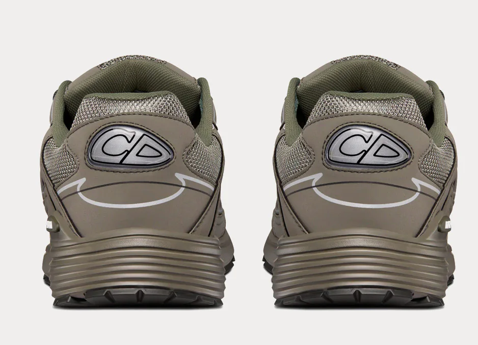Dior B30 Low Top Olive avec tige en mesh respirant, empiècements en cuir et matières techniques olive, silhouette running moderne et semelle en caoutchouc.
