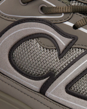 Dior B30 Low Top Olive avec tige en mesh respirant, empiècements en cuir et matières techniques olive, silhouette running moderne et semelle en caoutchouc.