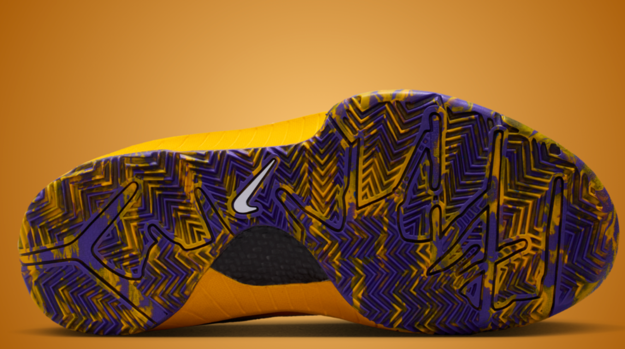 Nike Kobe 4 Protro Draft Day Pack Los Angeles Lakers avec tige en mesh technique, empiècements synthétiques, amorti Zoom Air, mousse Cushlon et coloris inspiré des Los Angeles Lakers.