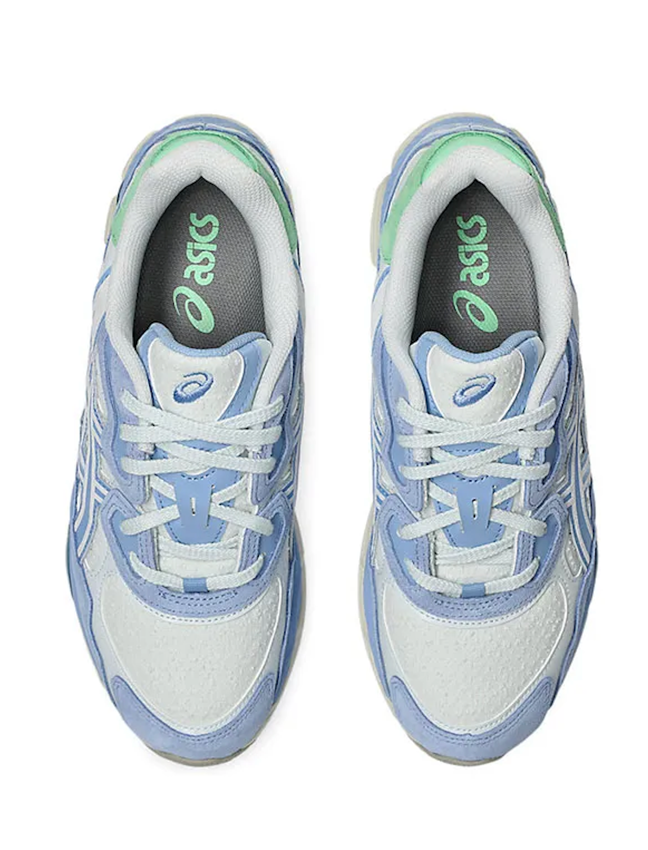 ASICS Gel-NYC Airy Blue Stone Wash, sneaker running lifestyle avec tige en mesh et daim, coloris bleu clair et Stone Wash, et amorti GEL™ haute performance. (vue de haut)