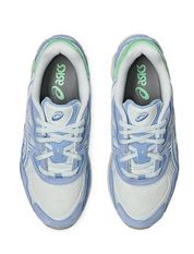 ASICS Gel-NYC Airy Blue Stone Wash, sneaker running lifestyle avec tige en mesh et daim, coloris bleu clair et Stone Wash, et amorti GEL™ haute performance. (vue de haut)