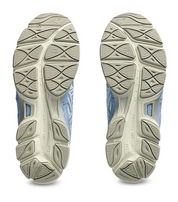 ASICS Gel-NYC Airy Blue Stone Wash, sneaker running lifestyle avec tige en mesh et daim, coloris bleu clair et Stone Wash, et amorti GEL™ haute performance. (vue de la semelle)