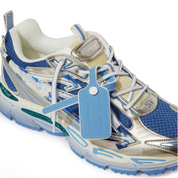 Découvrez la OFF-WHITE Be Right Back Silver Blue, une sneaker premium inspirée du running avec matériaux techniques, finitions argentées et bleues et design contemporain.
