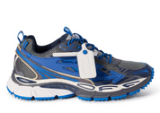 Découvrez la OFF-WHITE Be Right Back Gunmetal Navy Blue, une sneaker premium inspirée du running avec finitions gris métallisé et bleu marine, matériaux techniques et design contemporain.

