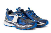 OFF-WHITE Be Right Back Gunmetal Navy Blue avec tige en mesh respirant, empiècements synthétiques gris métallisé et bleu marine, silhouette running moderne et semelle épaisse en caoutchouc.