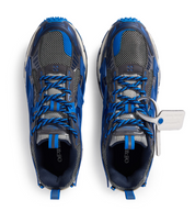 OFF-WHITE Be Right Back Gunmetal Navy Blue avec tige en mesh respirant, empiècements synthétiques gris métallisé et bleu marine, silhouette running moderne et semelle épaisse en caoutchouc.