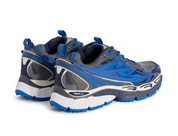 OFF-WHITE Be Right Back Gunmetal Navy Blue avec tige en mesh respirant, empiècements synthétiques gris métallisé et bleu marine, silhouette running moderne et semelle épaisse en caoutchouc.