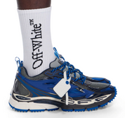 OFF-WHITE Be Right Back Gunmetal Navy Blue avec tige en mesh respirant, empiècements synthétiques gris métallisé et bleu marine, silhouette running moderne et semelle épaisse en caoutchouc.