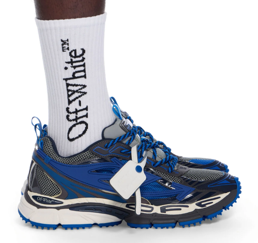 OFF-WHITE Be Right Back Gunmetal Navy Blue avec tige en mesh respirant, empiècements synthétiques gris métallisé et bleu marine, silhouette running moderne et semelle épaisse en caoutchouc.