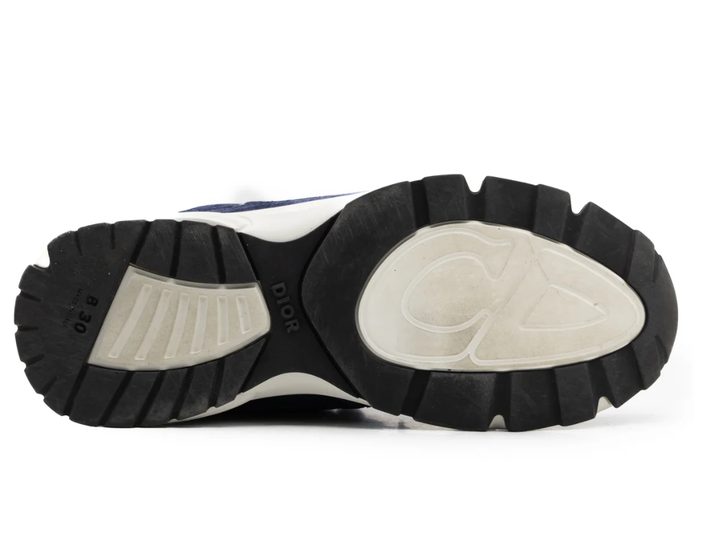 Dior B30 Navy Blue Suede avec tige en mesh respirant, empiècements en daim bleu marine et matières techniques, silhouette running moderne et semelle en caoutchouc.
