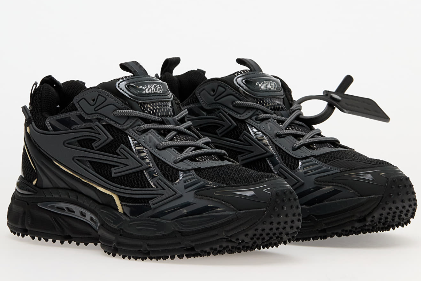 OFF-WHITE Be Right Back Black avec tige en mesh respirant, empiècements en cuir, daim et matières synthétiques noires, silhouette running moderne et semelle en caoutchouc.