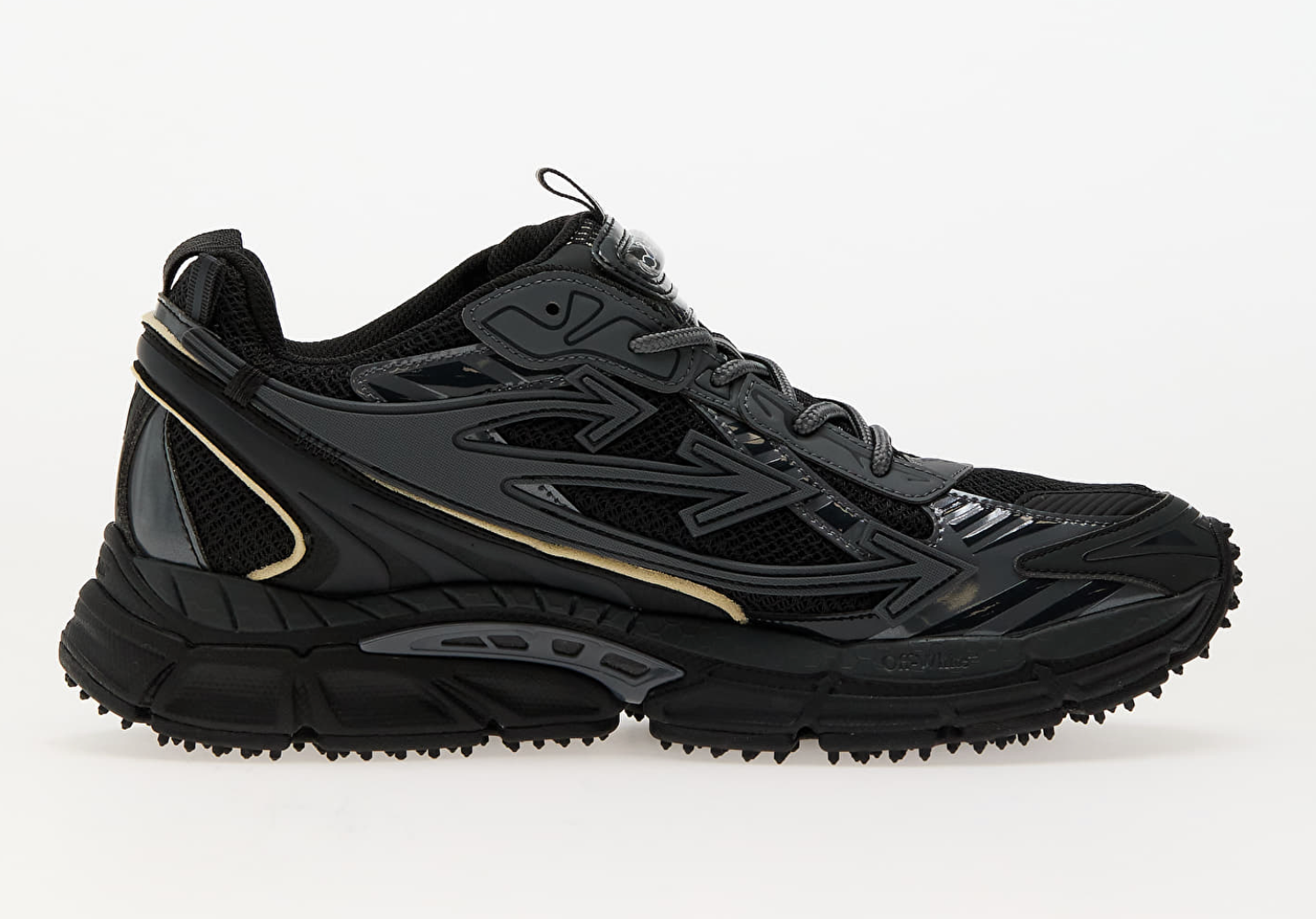 OFF-WHITE Be Right Back Black avec tige en mesh respirant, empiècements en cuir, daim et matières synthétiques noires, silhouette running moderne et semelle en caoutchouc.