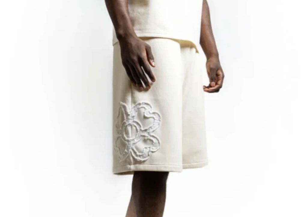 Short Torom Beige Sable, short Torom beige sable à la coupe confortable et décontractée, idéal pour une silhouette streetwear estivale.