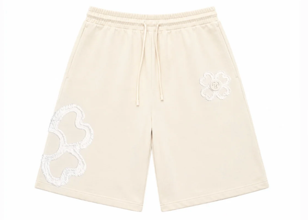 Short Torom Beige Sable, short Torom beige sable à la coupe confortable et décontractée, idéal pour une silhouette streetwear estivale.