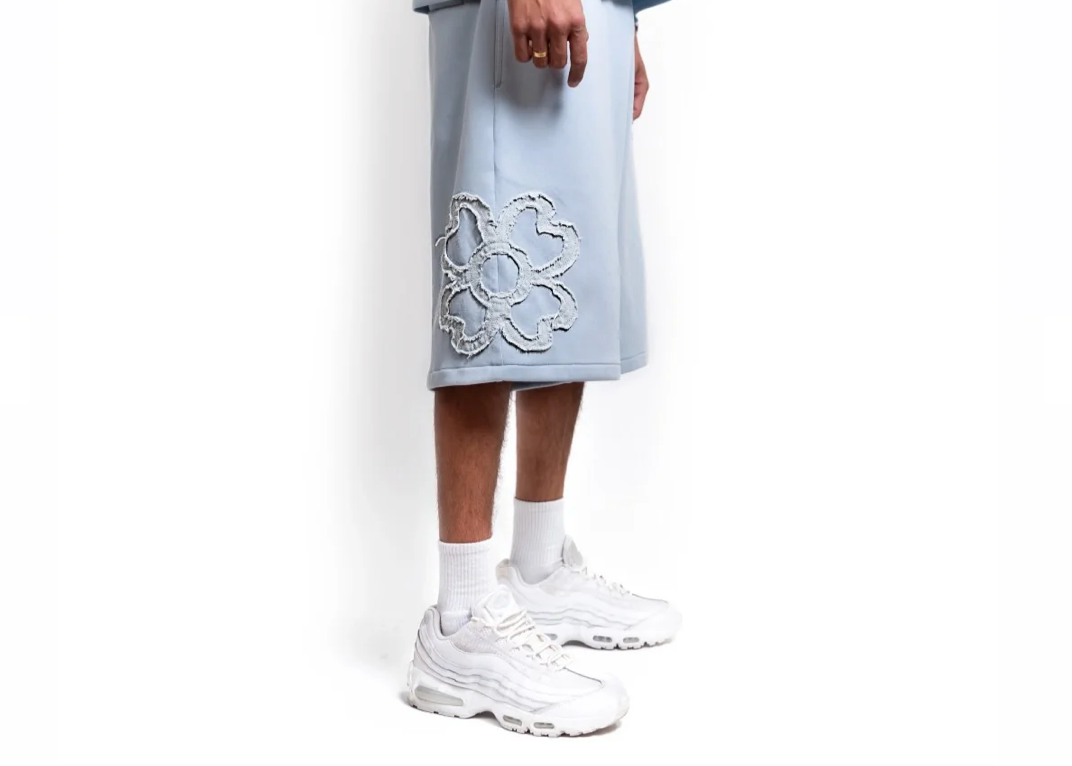 Short Torom Bleu, short bleu Torom à la coupe confortable et décontractée au style streetwear contemporain.