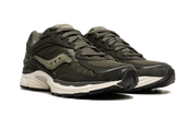 Saucony ProGrid Omni 9 Forest Green, sneaker running rétro verte en mesh avec empiècements en cuir et suède et semelle contrastante vue de 3/4 face. 