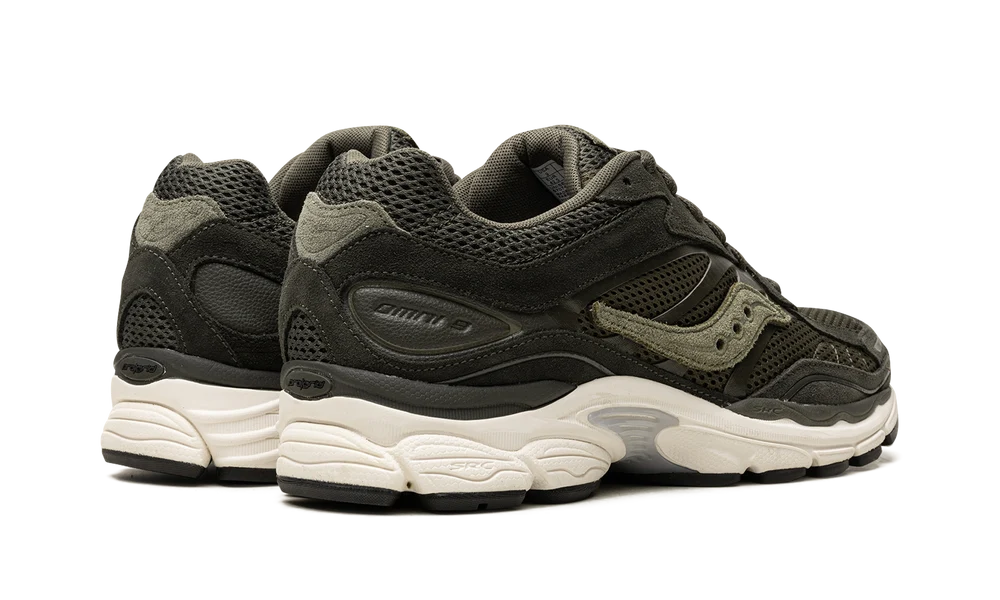 Saucony ProGrid Omni 9 Forest Green, sneaker running rétro verte en mesh avec empiècements en cuir et suède et semelle contrastante vue de 3/4 arrière. 