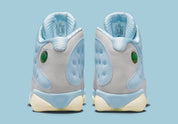 Air Jordan 13 Retro SoleFly DX5763-100 en suède et ripstop blanc, gris et bleu ciel avec hologramme cat’s eye et semelle gum vue de derrière. 
