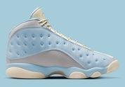 Air Jordan 13 Retro SoleFly DX5763-100 en suède et ripstop blanc, gris et bleu ciel avec hologramme cat’s eye et semelle gum vue de profil intérieur. 
