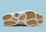 Air Jordan 13 Retro SoleFly DX5763-100 en suède et ripstop blanc, gris et bleu ciel avec hologramme cat’s eye et semelle gum vue de dessous. 