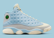 Air Jordan 13 Retro SoleFly DX5763-100 en suède et ripstop blanc, gris et bleu ciel avec hologramme cat’s eye et semelle gum vue de profil. 
