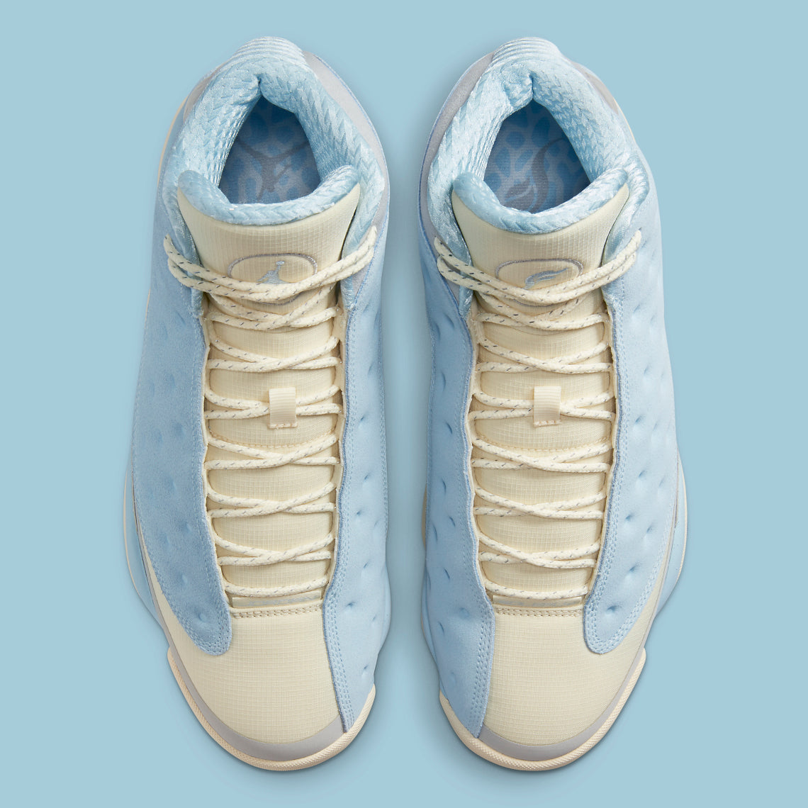 Air Jordan 13 Retro SoleFly DX5763-100 en suède et ripstop blanc, gris et bleu ciel avec hologramme cat’s eye et semelle gum vue du dessus. 