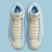 Air Jordan 13 Retro SoleFly DX5763-100 en suède et ripstop blanc, gris et bleu ciel avec hologramme cat’s eye et semelle gum vue du dessus. 