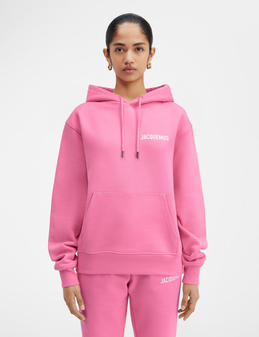 Sweat Jacquemus rose en coton premium avec coupe moderne et logo discret intégré