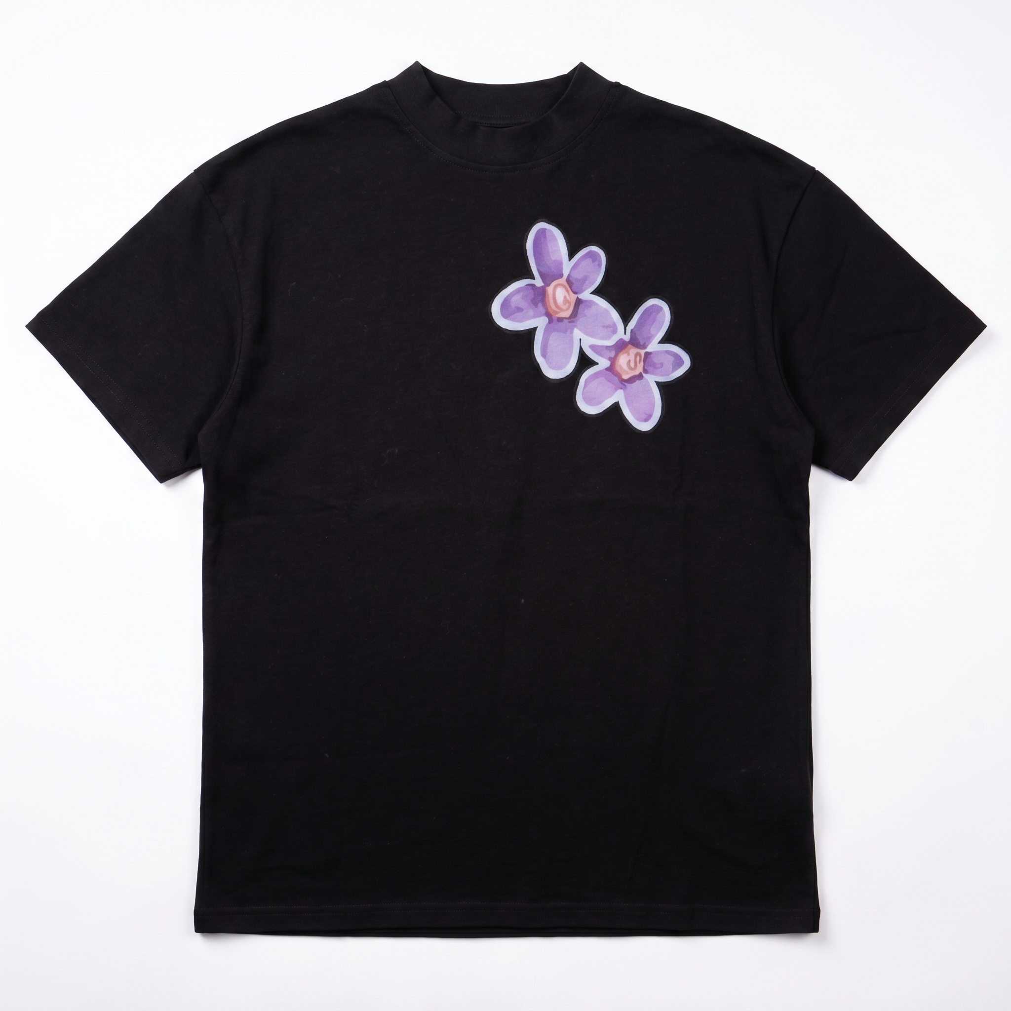 T-shirt Global Sneakers Concrete Bloom en coton premium 230 g fabriqué au Portugal, avec illustration florale signature sur la poitrine et dans le dos, disponible en Noir, Blanc, Lila et Verdeau.