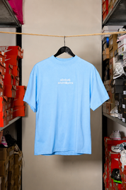 T-shirt Global Sneakers Marseille 2026 bleu ciel en coton premium 240 g/m² fabriqué en Italie, avec logo brodé sur la poitrine et sérigraphie exclusive de Notre-Dame de la Garde et du stade Vélodrome au dos.