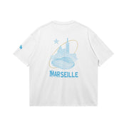 T-shirt blanc Global Sneakers x Ailleurs/Higher Marseille sérigraphie bleue – design exclusif avec monuments marseillais, vue de dos monument bleu