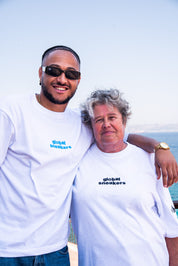 Tshirt_Global_Sneakers_x_Ailleurs_Higher_Marseille_Blanc_Bleu, porté par des manequins