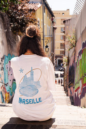Tshirt_Global_Sneakers_x_Ailleurs_Higher_Marseille_Blanc_Bleu, porté par un manequin de dos