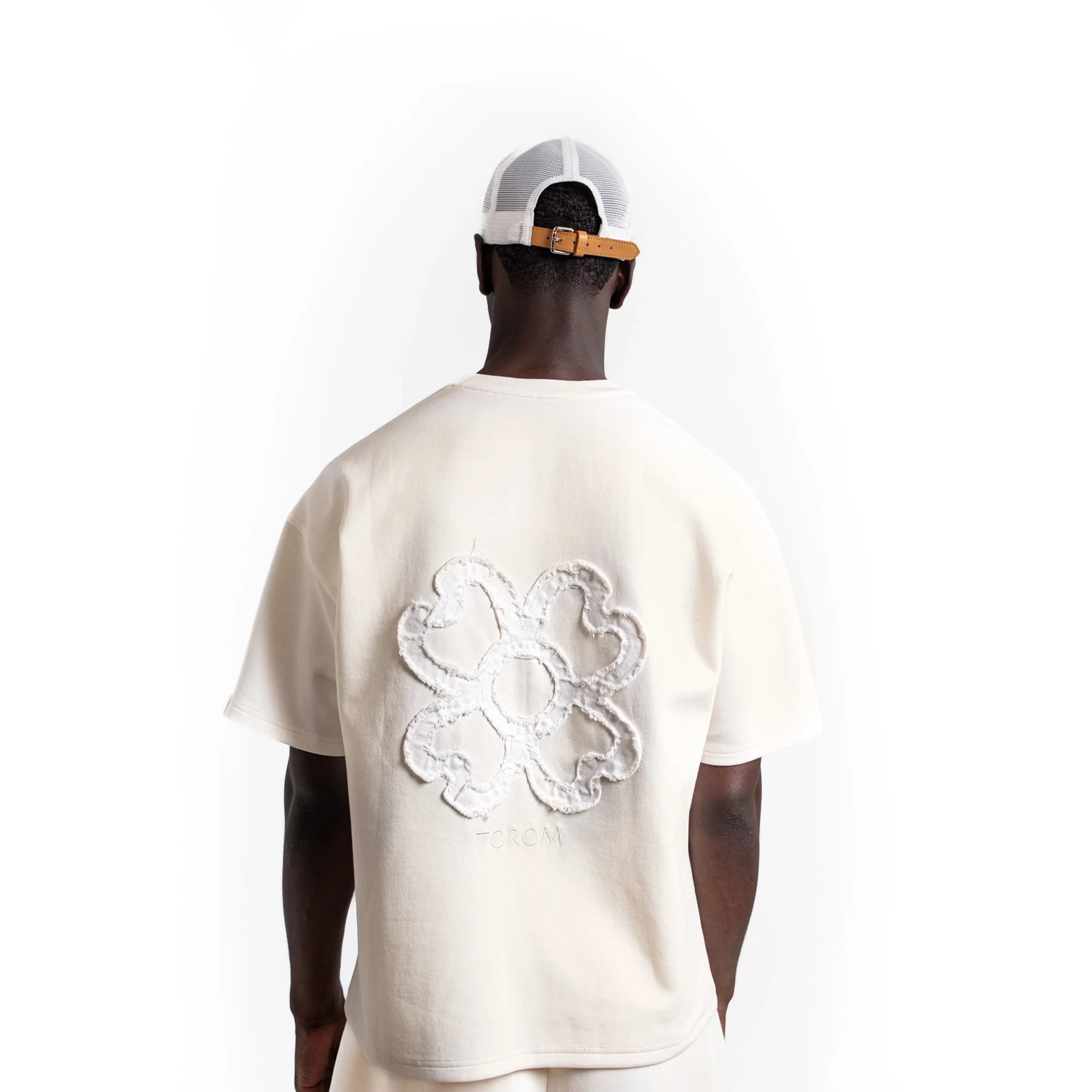 T-shirt Torom Beige Sable, tee-shirt Torom beige sable à manches courtes et col rond au style streetwear minimaliste.