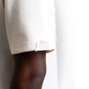 T-shirt Torom Beige Sable, tee-shirt Torom beige sable à manches courtes et col rond au style streetwear minimaliste.