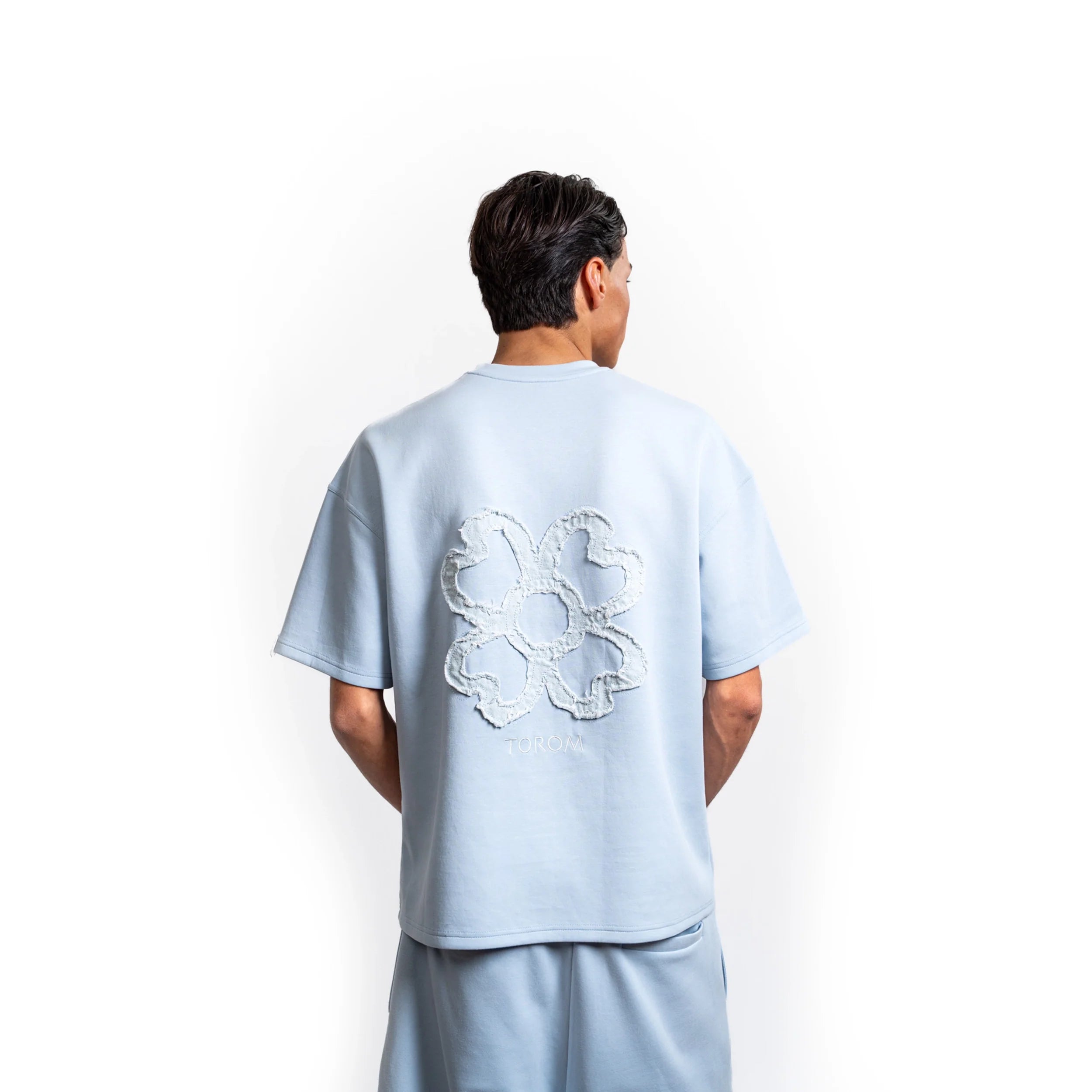 T-shirt Torom Bleu, tee-shirt Torom bleu à manches courtes et col rond au style streetwear contemporain.