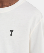 Tee-shirt AMI Paris Beige Place des Victoires à manches courtes avec logo et coloris beige.
