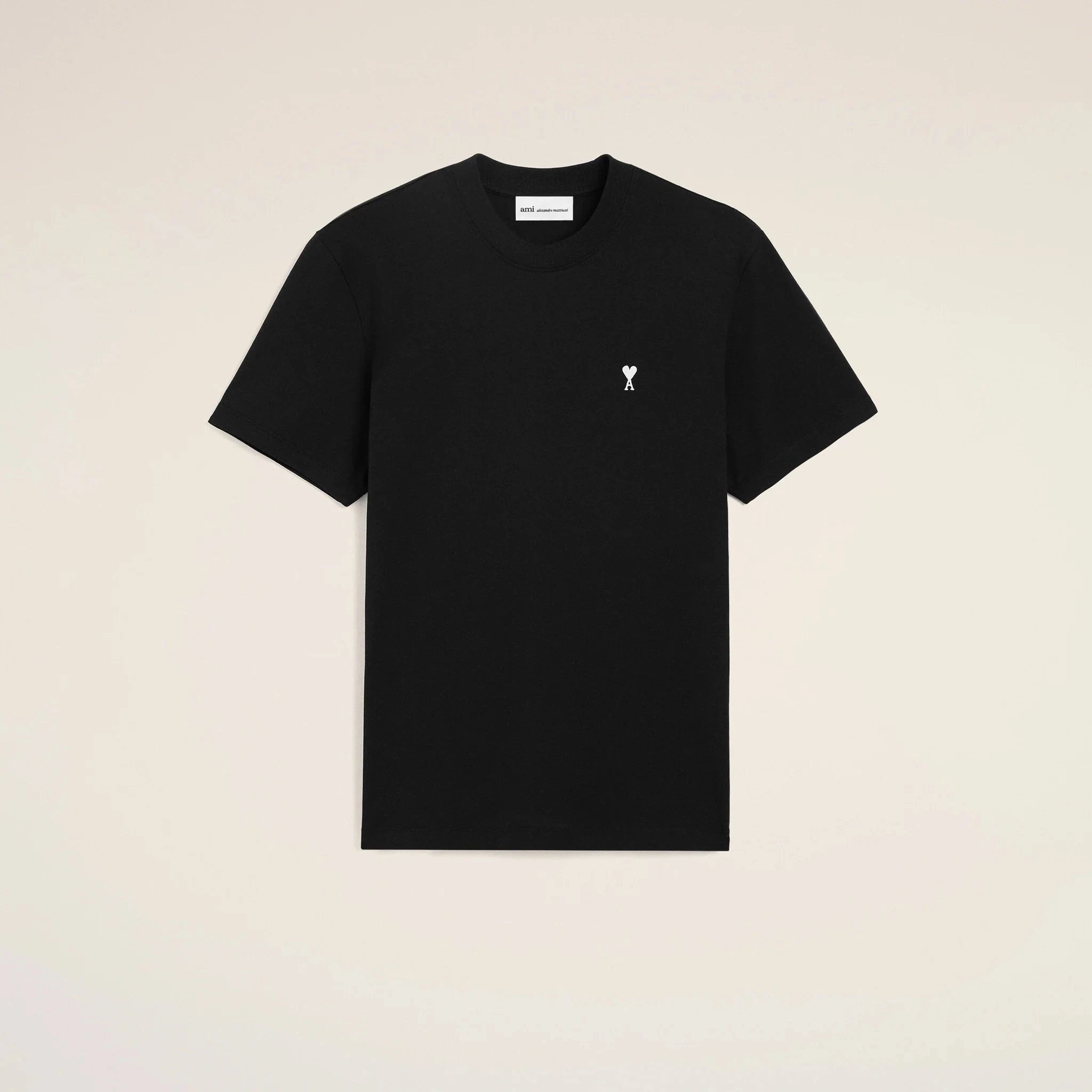 Tee-shirt AMI Paris noir à manches courtes avec logo Ami de Cœur blanc sur la poitrine.