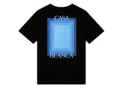 Tee-shirt Casablanca Porte bleue noir en coton avec imprimé coloré représentant une porte bleue dans un décor au coucher du soleil.