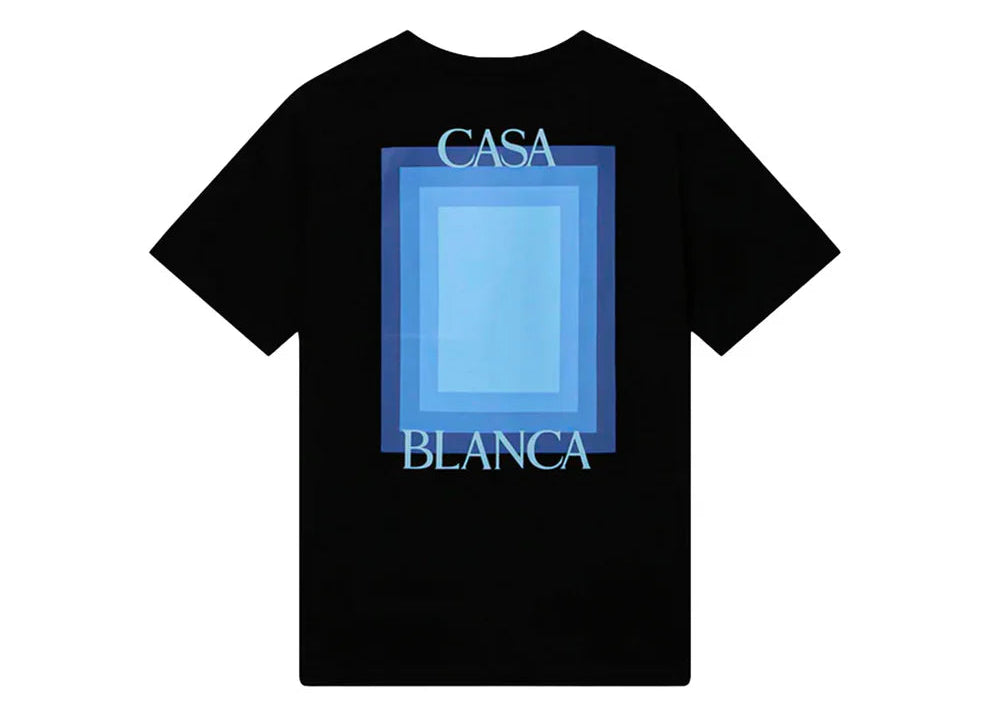 Tee-shirt Casablanca Porte bleue noir en coton avec imprimé coloré représentant une porte bleue dans un décor au coucher du soleil.