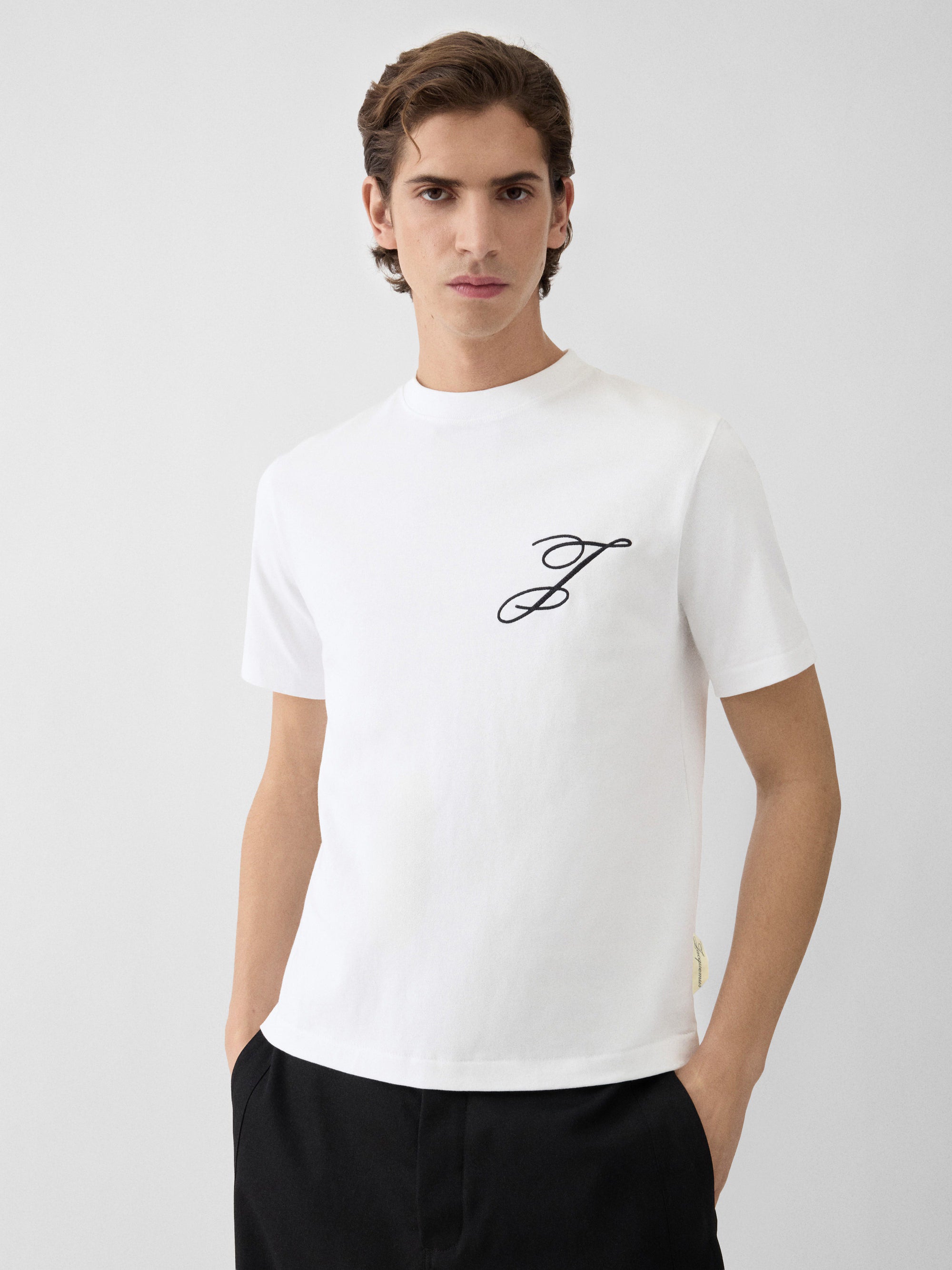 T-shirt Jacquemus en coton BLANC 240g/m² avec logo script blanc, au design minimaliste et premium.
