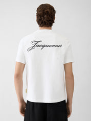 T-shirt Jacquemus en coton BLANC 240g/m² avec logo script blanc, au design minimaliste et premium.
