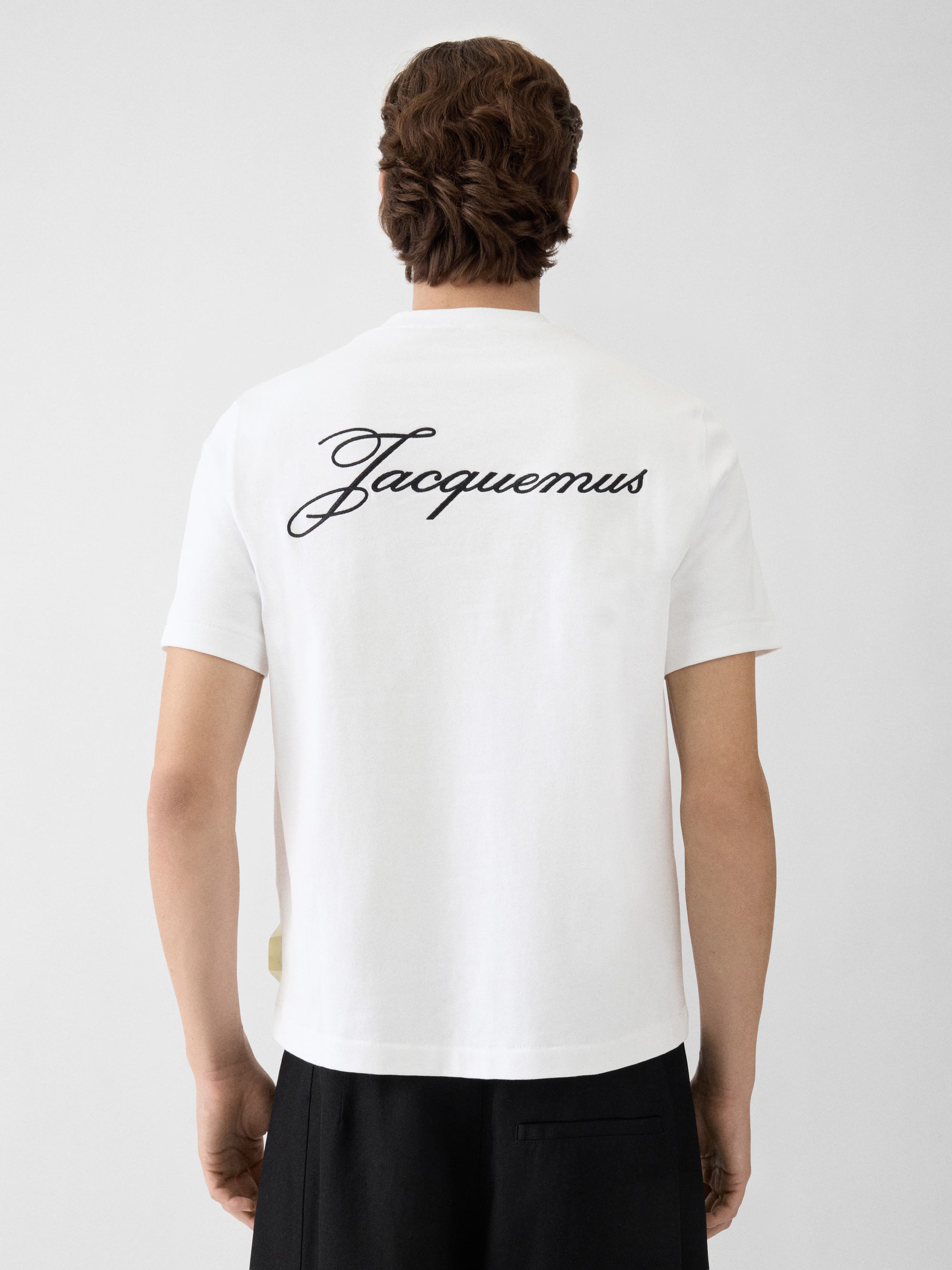 T-shirt Jacquemus en coton BLANC 240g/m² avec logo script blanc, au design minimaliste et premium.
